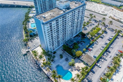 Condominio en venta en North Bay Village, Florida, 1 dormitorio, 87.33 m2 № 1968576 - foto 17