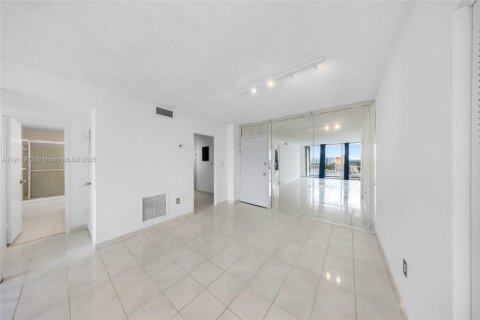 Condominio en venta en North Bay Village, Florida, 1 dormitorio, 87.33 m2 № 1968576 - foto 2