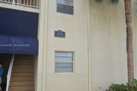 Condominio en alquiler en Miami, Florida, 1 dormitorio, 75.16 m2 № 1982124 - foto 1