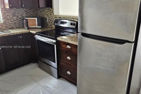 Condominio en alquiler en Miami, Florida, 1 dormitorio, 75.16 m2 № 1982124 - foto 13