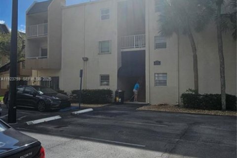 Condominio en alquiler en Miami, Florida, 1 dormitorio, 75.16 m2 № 1982124 - foto 2