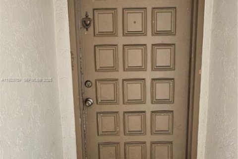 Condominio en alquiler en Miami, Florida, 1 dormitorio, 75.16 m2 № 1982124 - foto 3