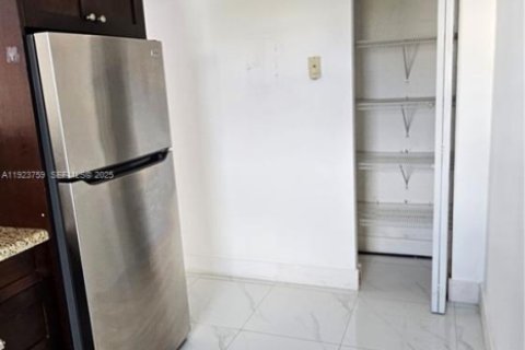 Condominio en alquiler en Miami, Florida, 1 dormitorio, 75.16 m2 № 1982124 - foto 15