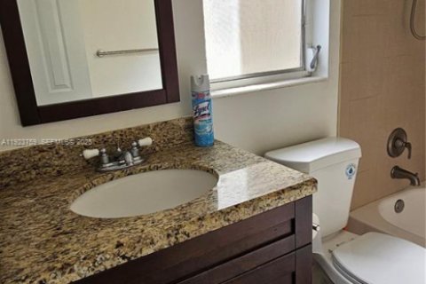 Condominio en alquiler en Miami, Florida, 1 dormitorio, 75.16 m2 № 1982124 - foto 11