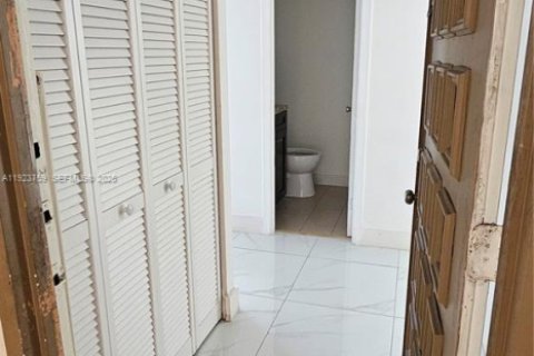 Condominio en alquiler en Miami, Florida, 1 dormitorio, 75.16 m2 № 1982124 - foto 17