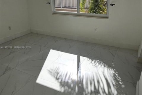 Condominio en alquiler en Miami, Florida, 1 dormitorio, 75.16 m2 № 1982124 - foto 19