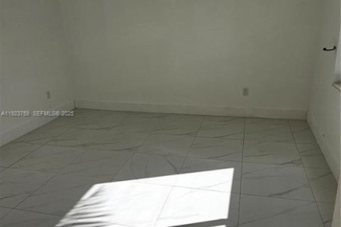Condominio en alquiler en Miami, Florida, 1 dormitorio, 75.16 m2 № 1982124 - foto 18
