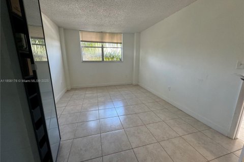 Condo in North Miami Beach, Florida, 1 bedroom  № 1880141 - photo 12