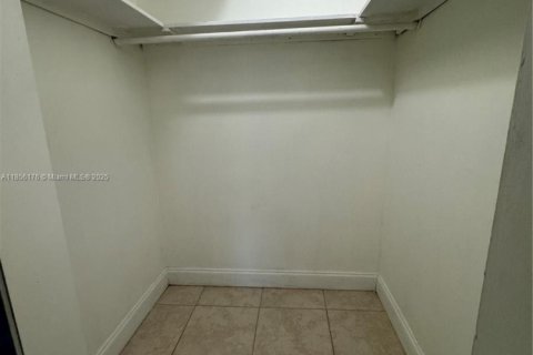 Condo in North Miami Beach, Florida, 1 bedroom  № 1880141 - photo 11