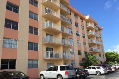 Condo in North Miami Beach, Florida, 1 bedroom  № 1880141 - photo 2