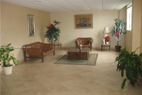 Condo in North Miami Beach, Florida, 1 bedroom  № 1880141 - photo 1