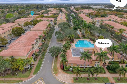 Townhouse in Pembroke Pines, Florida 3 bedrooms, 164.62 sq.m. № 2023885 - photo 27