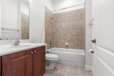 Townhouse in Pembroke Pines, Florida 3 bedrooms, 164.62 sq.m. № 2023885 - photo 8