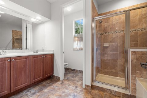 Townhouse in Pembroke Pines, Florida 3 bedrooms, 164.62 sq.m. № 2023885 - photo 19