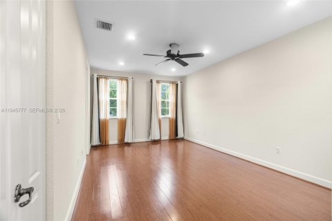 Townhouse in Pembroke Pines, Florida 3 bedrooms, 164.62 sq.m. № 2023885 - photo 17