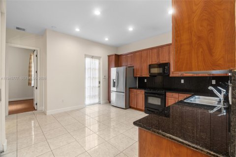 Townhouse in Pembroke Pines, Florida 3 bedrooms, 164.62 sq.m. № 2023885 - photo 5