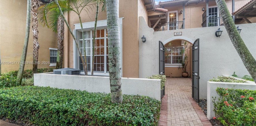 Townhouse in Pembroke Pines, Florida 3 bedrooms, 164.62 sq.m. № 2023885