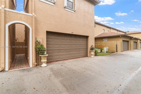 Townhouse in Pembroke Pines, Florida 3 bedrooms, 164.62 sq.m. № 2023885 - photo 22