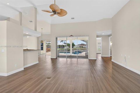Villa ou maison à vendre à Cape Coral, Floride: 3 chambres № 2186891 - photo 4