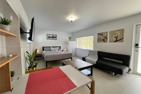 House in El Portal, Florida 3 bedrooms, 138.98 sq.m. № 1820018 - photo 27