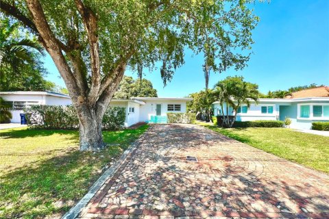 House in El Portal, Florida 3 bedrooms, 138.98 sq.m. № 1820018 - photo 1