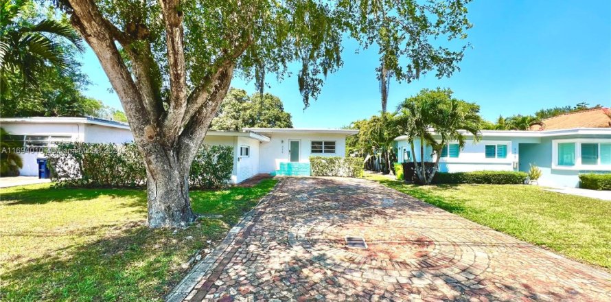 House in El Portal, Florida 3 bedrooms, 138.98 sq.m. № 1820018