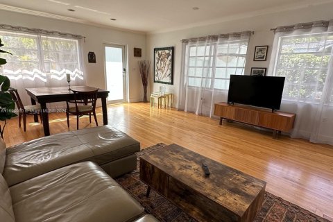 House in El Portal, Florida 3 bedrooms, 138.98 sq.m. № 1820018 - photo 4