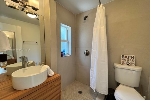 House in El Portal, Florida 3 bedrooms, 138.98 sq.m. № 1820018 - photo 29