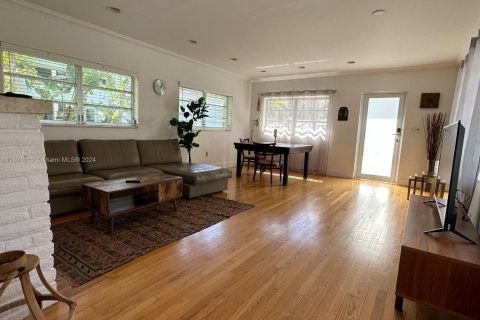 House in El Portal, Florida 3 bedrooms, 138.98 sq.m. № 1820018 - photo 5