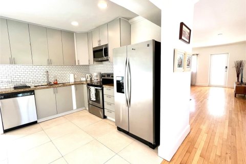 House in El Portal, Florida 3 bedrooms, 138.98 sq.m. № 1820018 - photo 9
