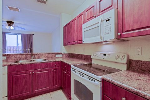 Townhouse in Cutler Bay, Florida 3 bedrooms, 123.1 sq.m. № 1800782 - photo 5