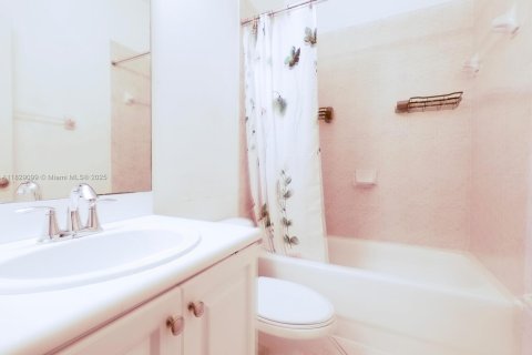 Townhouse in Cutler Bay, Florida 3 bedrooms, 123.1 sq.m. № 1800782 - photo 15