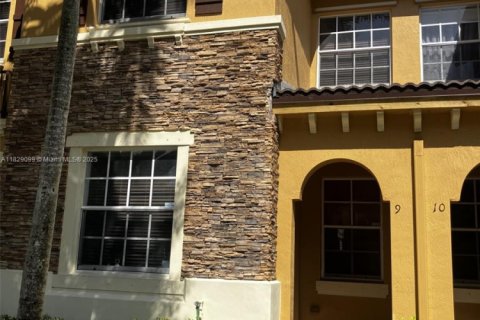 Townhouse in Cutler Bay, Florida 3 bedrooms, 123.1 sq.m. № 1800782 - photo 1
