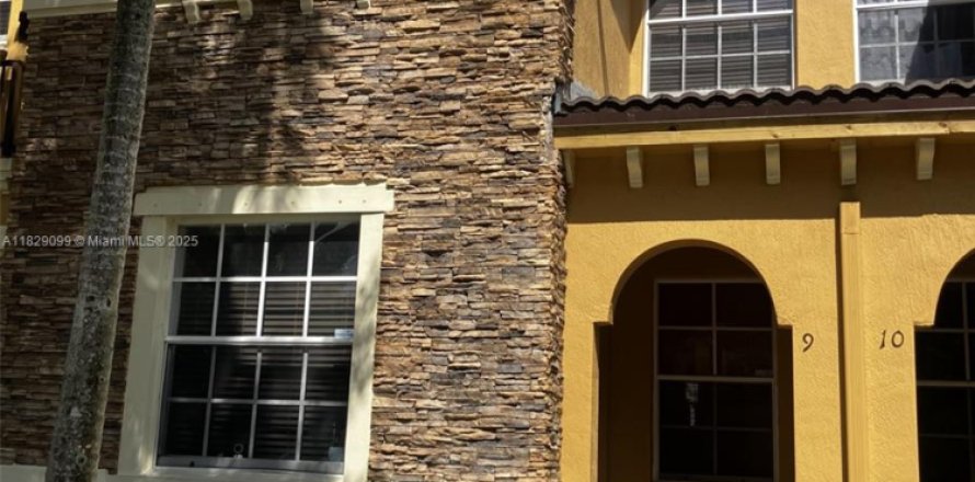 Townhouse in Cutler Bay, Florida 3 bedrooms, 123.1 sq.m. № 1800782