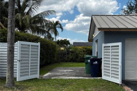 Casa en alquiler en Miami, Florida, 3 dormitorios № 1993286 - foto 10