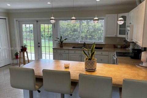 Casa en alquiler en Miami, Florida, 3 dormitorios № 1993286 - foto 13