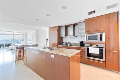 Condo in Miami Beach, Florida, 3 bedrooms  № 2069647 - photo 19