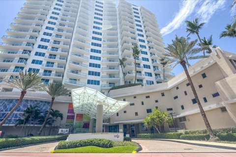 Condo in Miami Beach, Florida, 3 bedrooms  № 2069647 - photo 2