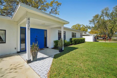 House in Tampa, Florida 4 bedrooms, 158.58 sq.m. № 1569583 - photo 2