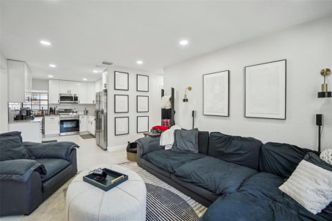 House in Tampa, Florida 4 bedrooms, 158.58 sq.m. № 1569583 - photo 5