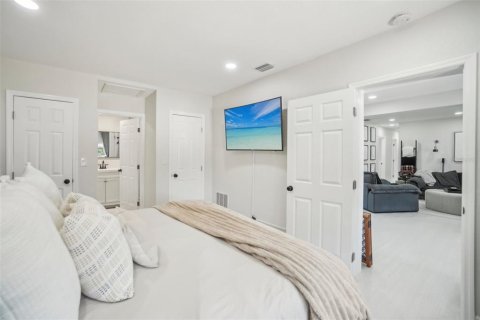 House in Tampa, Florida 4 bedrooms, 158.58 sq.m. № 1569583 - photo 16
