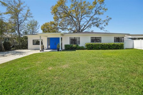House in Tampa, Florida 4 bedrooms, 158.58 sq.m. № 1569583 - photo 1