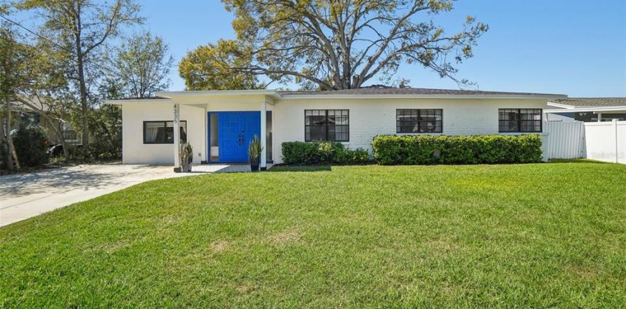 House in Tampa, Florida 4 bedrooms, 158.58 sq.m. № 1569583