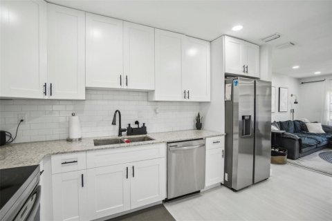 House in Tampa, Florida 4 bedrooms, 158.58 sq.m. № 1569583 - photo 8