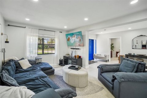 House in Tampa, Florida 4 bedrooms, 158.58 sq.m. № 1569583 - photo 7