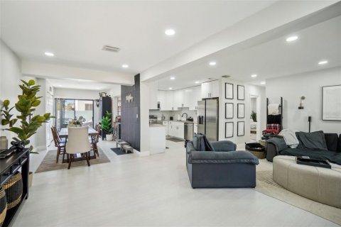 House in Tampa, Florida 4 bedrooms, 158.58 sq.m. № 1569583 - photo 4