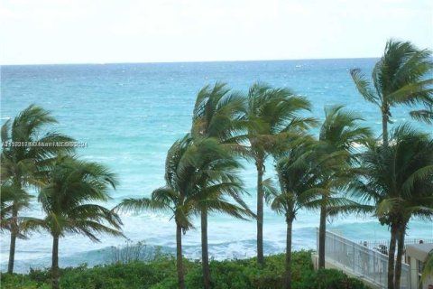 Copropriété à louer à Hallandale Beach, Floride: 2 chambres, 124.77 m2 № 2036736 - photo 12