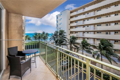 Copropriété à louer à Hallandale Beach, Floride: 2 chambres, 124.77 m2 № 2036736 - photo 14