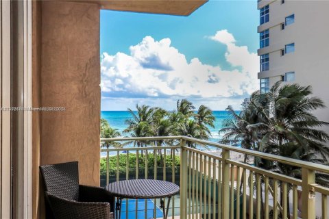 Copropriété à louer à Hallandale Beach, Floride: 2 chambres, 124.77 m2 № 2036736 - photo 15