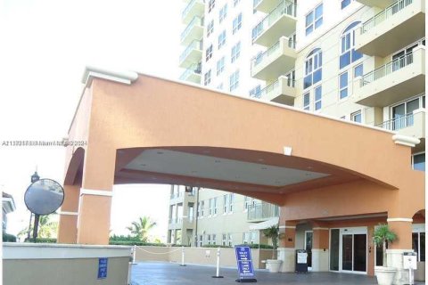 Copropriété à louer à Hallandale Beach, Floride: 2 chambres, 124.77 m2 № 2036736 - photo 4
